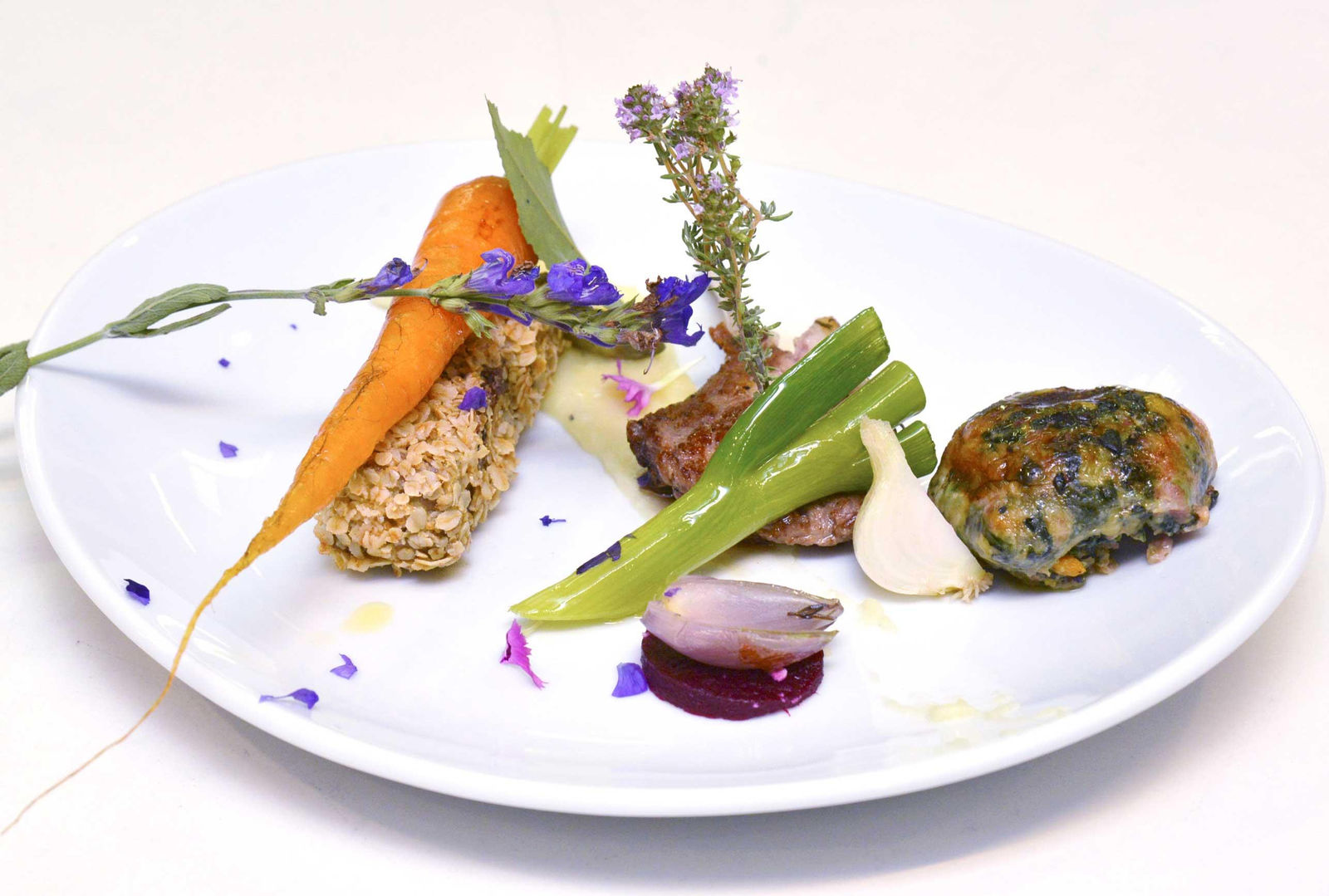 Côtelettes d’agneau de Provence… Caillette de porc de Bretagne… Papeton de bœuf de hautes terres aux flocons d’avoine et palette de légumes des pas... Côtelettes d’agneau de Provence… Caillette de porc de Bretagne… Papeton de bœuf de hautes terres aux flocons d’avoine et palette de légumes des pas...